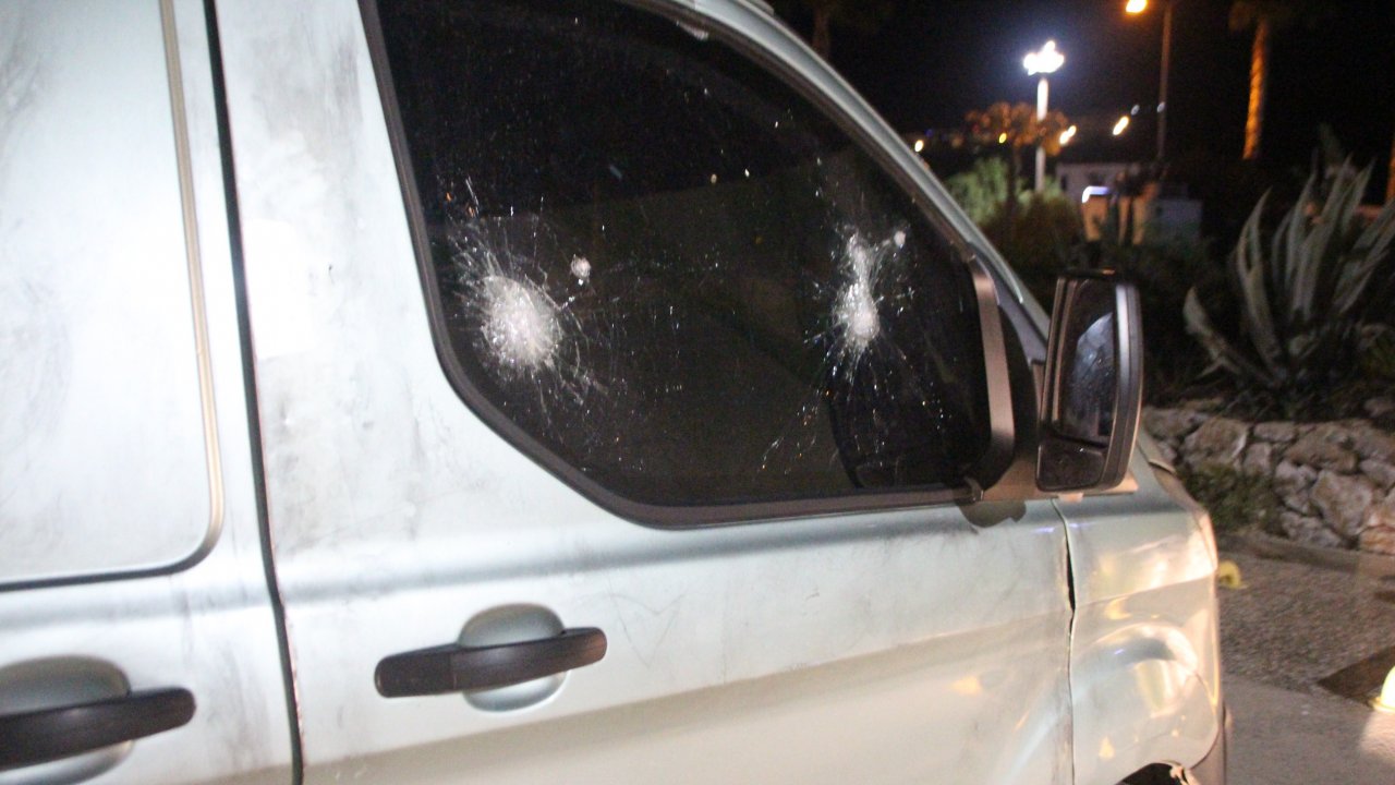 Bodrum'da bir banka şubesi ile 3 zırhlı para nakil aracına taşlı saldırıda bulunuldu