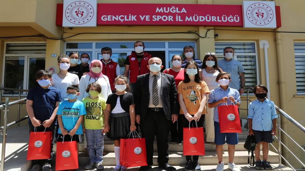 Dereceye giren yarışmacılar ödüllerini aldılar