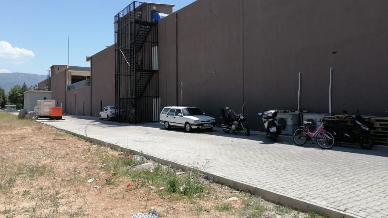 Tartıştığı kişiyi falçatayla yaraladı