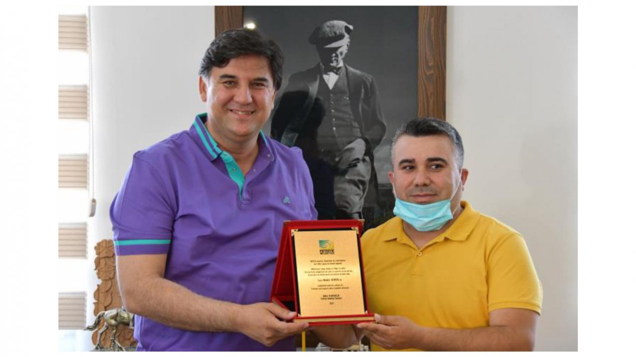 Başkan Karaca’dan Hayırsever Vatandaşa Teşekkür Plaketi