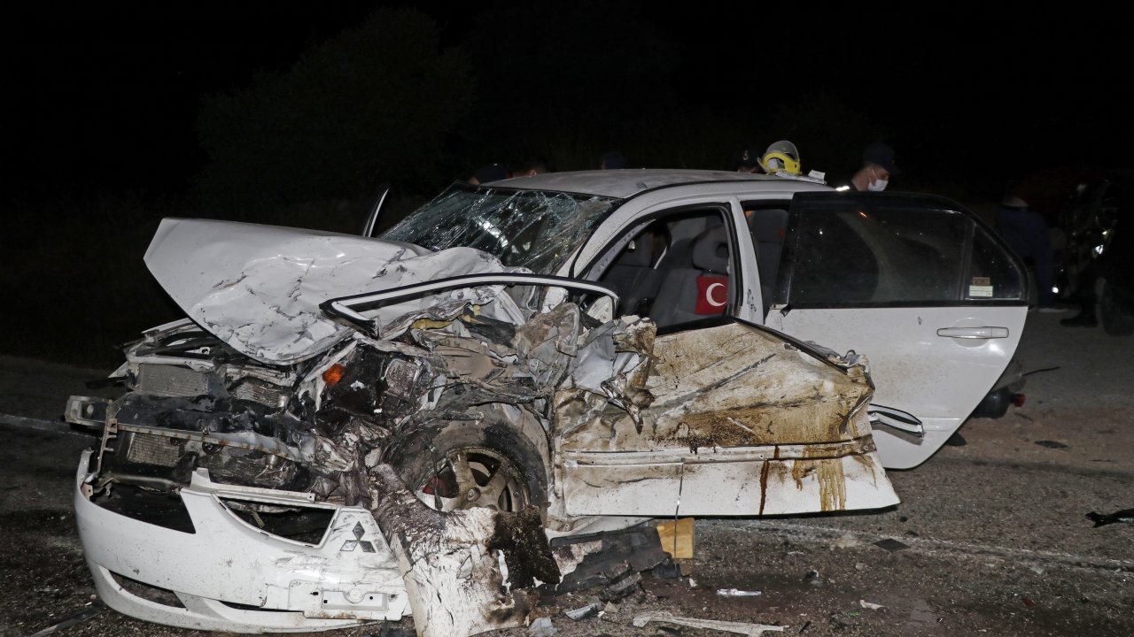 İki otomobil çarpıştı:1 ölü, 4 yaralı