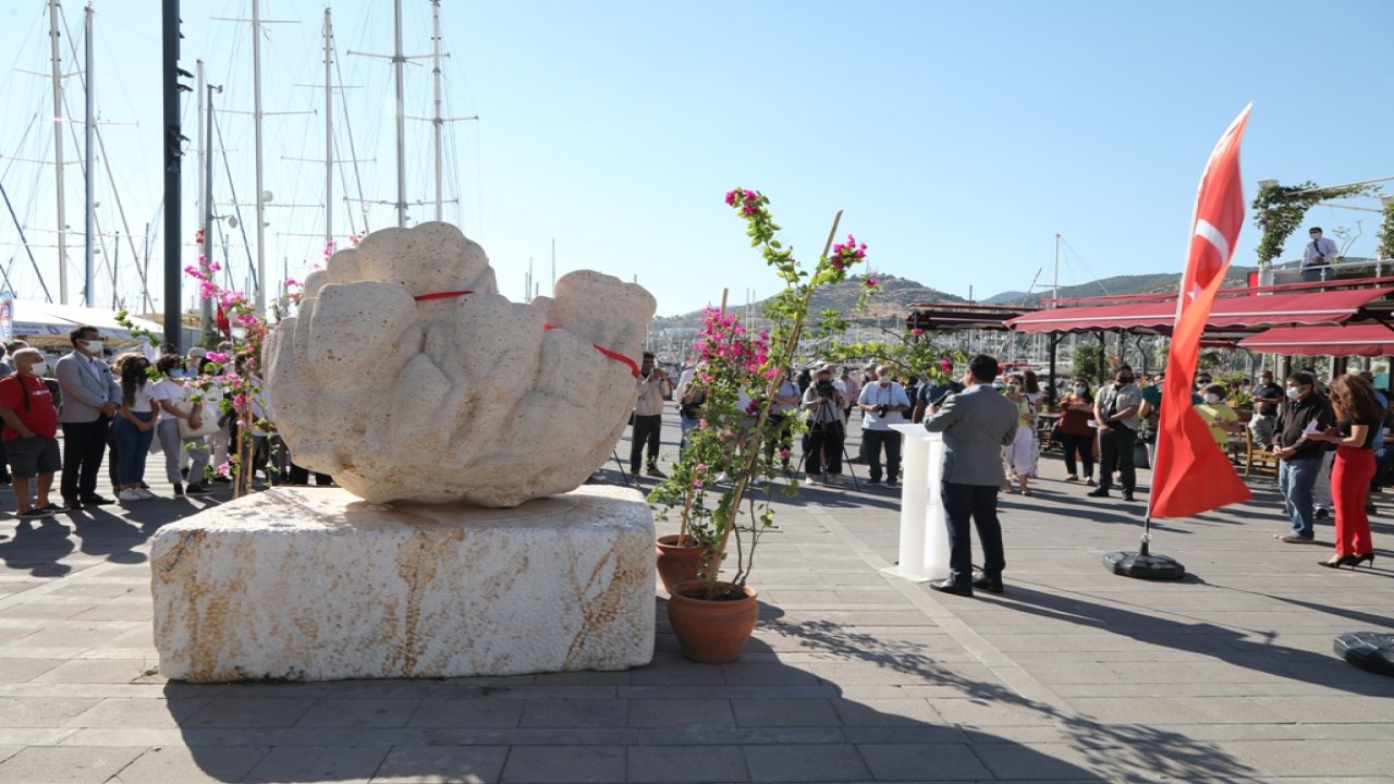 17 tonluk heykel törenle açıldı