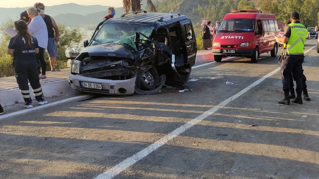 Hafif ticari araç ve kepçe çarpıştı: 4 yaralı