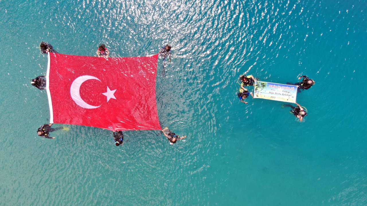 Fethiye'deki lagünde deniz dibi temizliği yapıldı