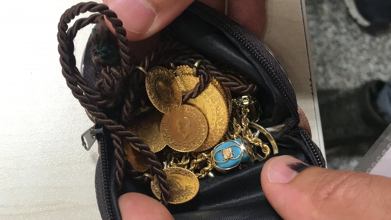 Hastane otoparkında bulunan altınlar emniyete teslim edildi