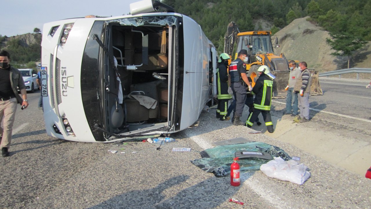 Denizli-Muğla kara yolunda midibüs devrildi: 25 yaralı