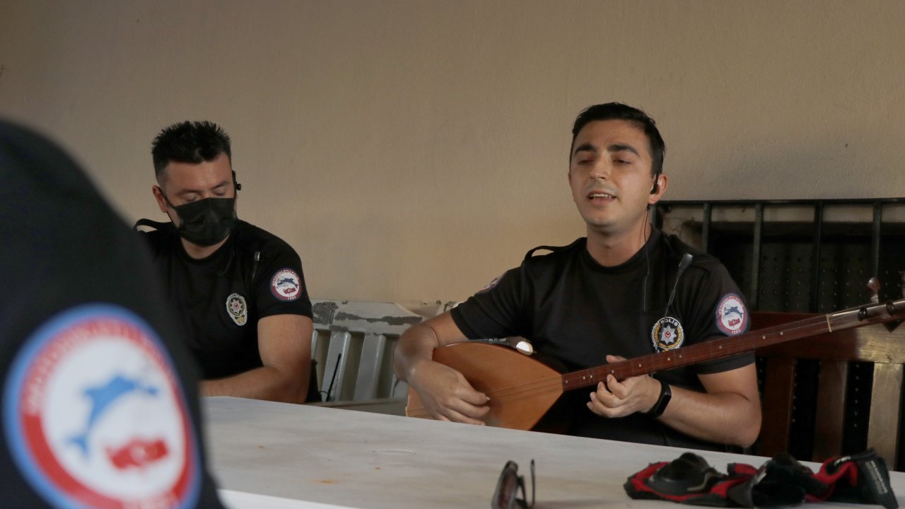 Polis memuru meslektaşlarına moral oluyor