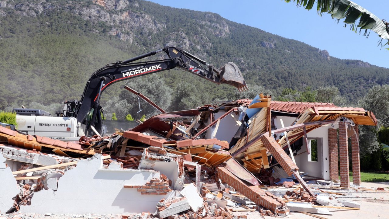 Lüks kaçak villa ekiplerce yıkıldı