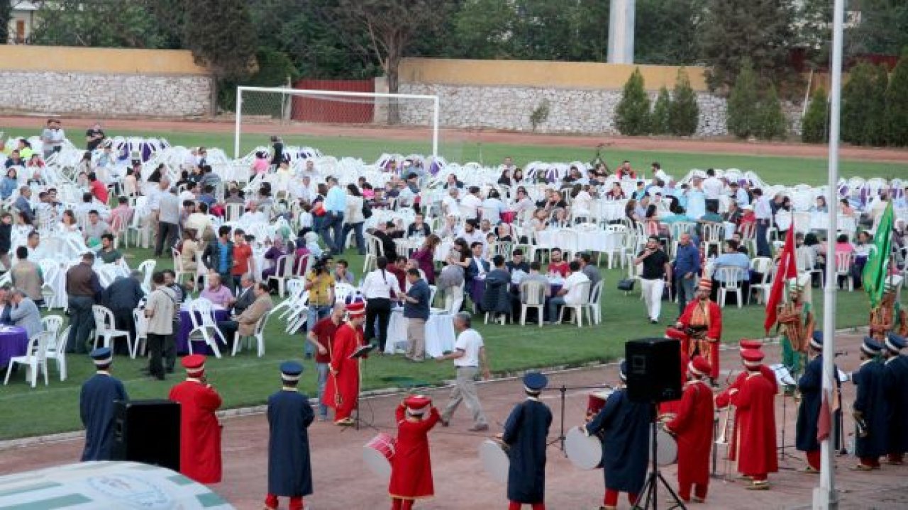Stadyumda iftar yemeği