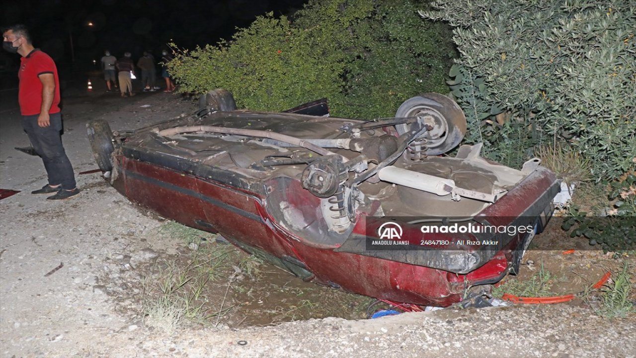 Takla atan otomobilden fırlayan sürücü yaralandı