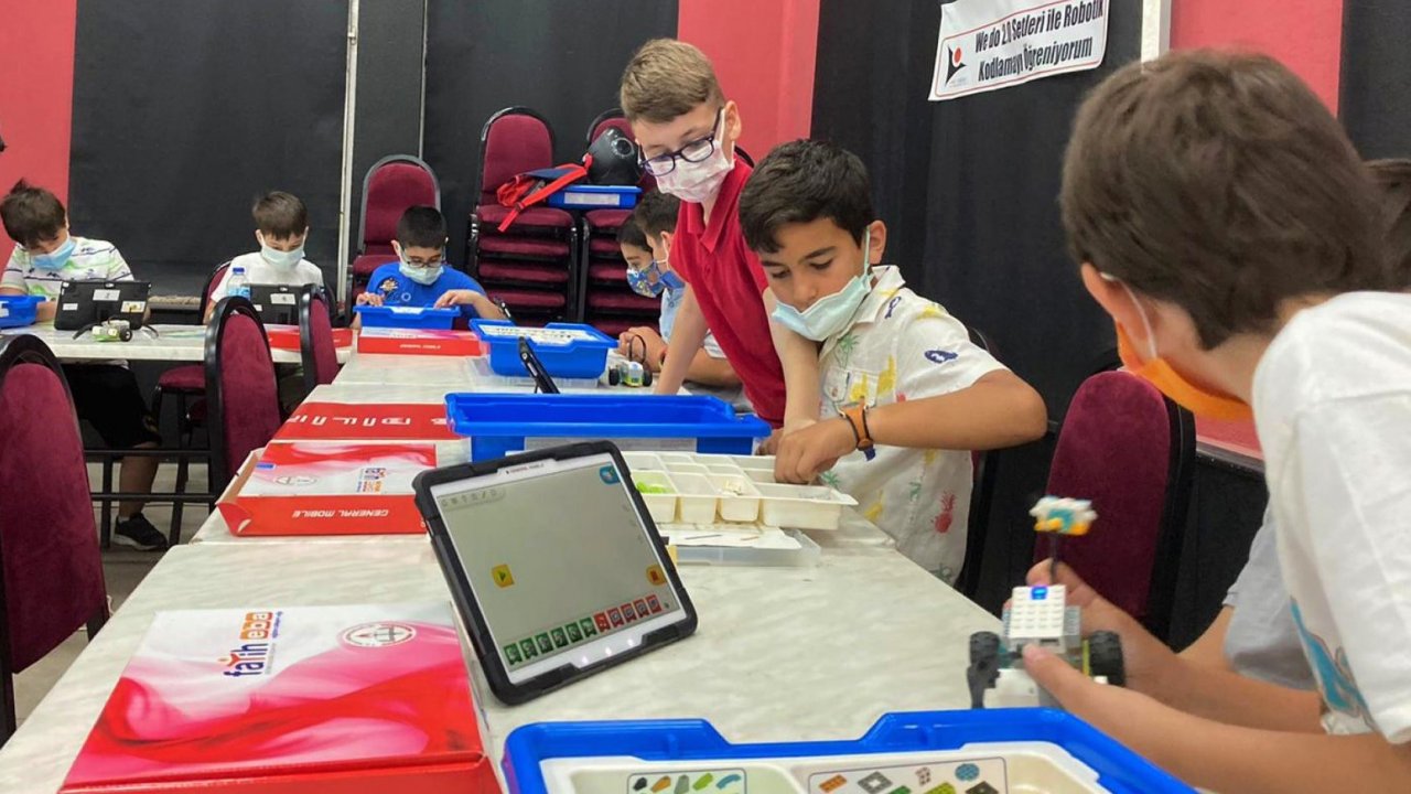 BİLİM ŞENLİĞİNDE GENÇLER HÜNERLERİNİ SERGİLEDİ