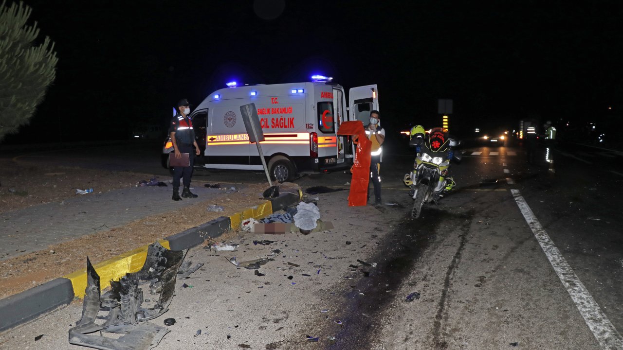 İki otomobil çarpıştı: 3 ölü, 5 yaralı