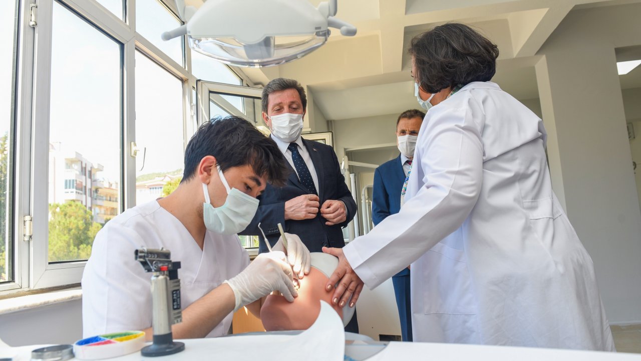 VALİ TAVLI DİŞ HEKİMLİĞİ FAKÜLTESİNİ ZİYARET ETTİ