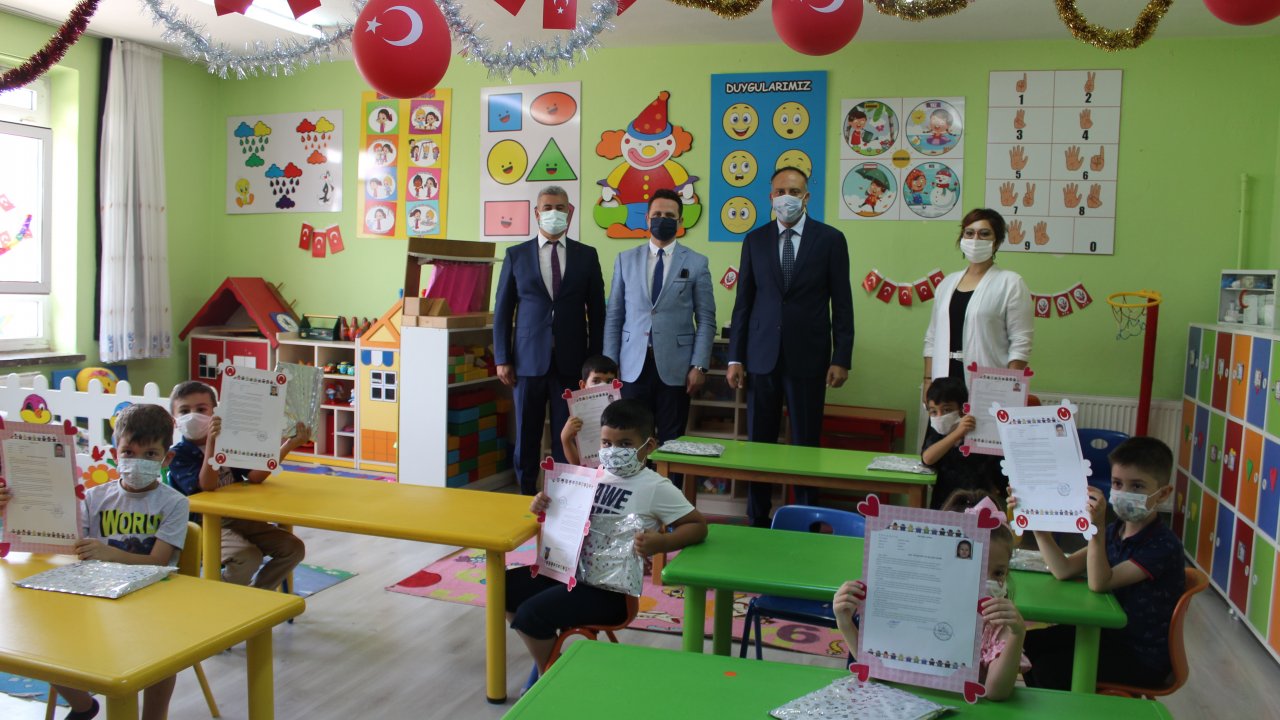 MİNİK ÖĞRENCİLERİN KARNE SEVİNCİ