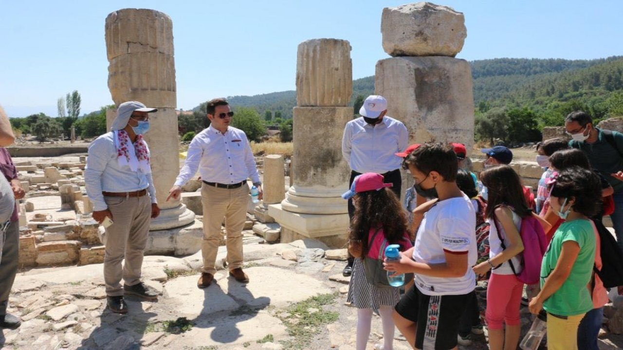 ÖĞRENCİLER STRATONİKEİA’DA “TELAFİDE BEN DE VARIM” DEDİ