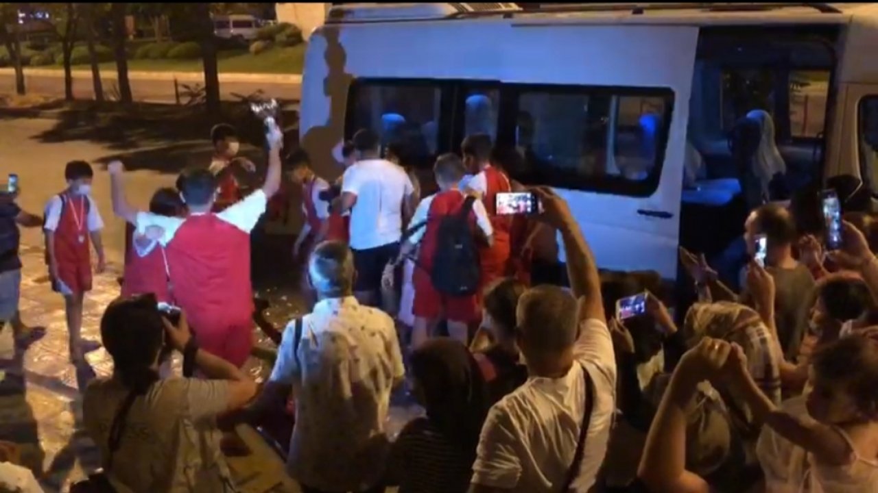 Türkiye şampiyonu hentbolcular çoşkuyla karşılandı 