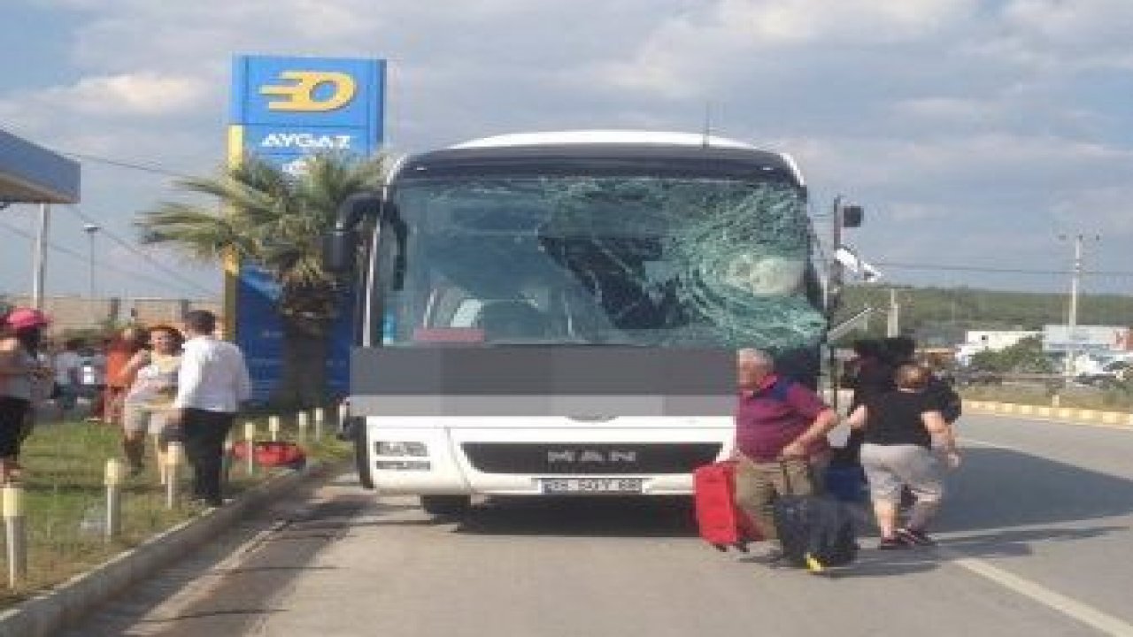 Otobüs vinçle çarpıştı