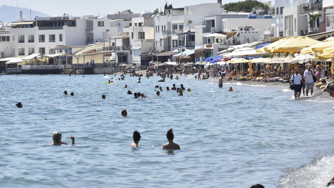 Muğla'nın turistik ilçelerindeki sahillerde sıcak hava nedeniyle yoğunluk yaşandı