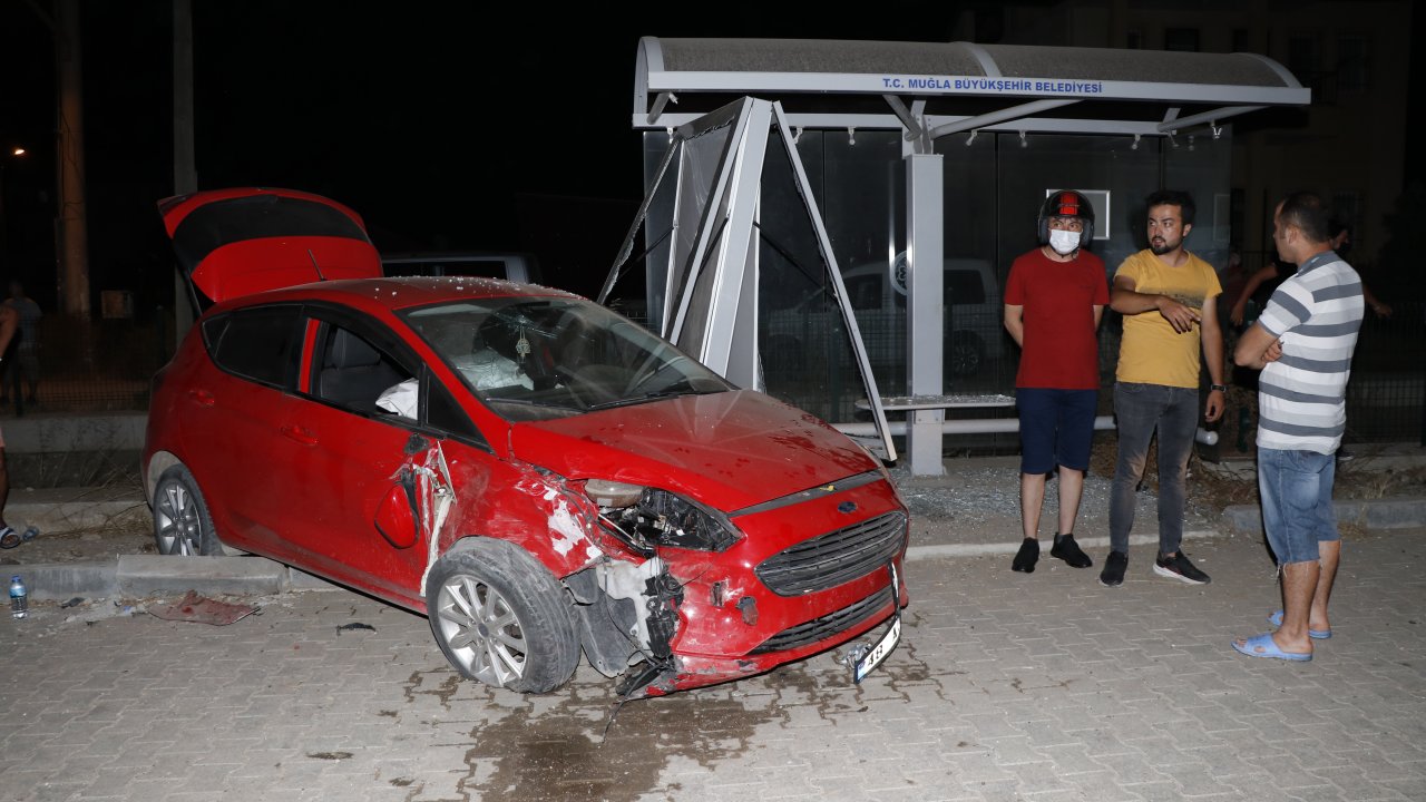 Otomobil ile kamyonet çarpıştı: 2 yaralı