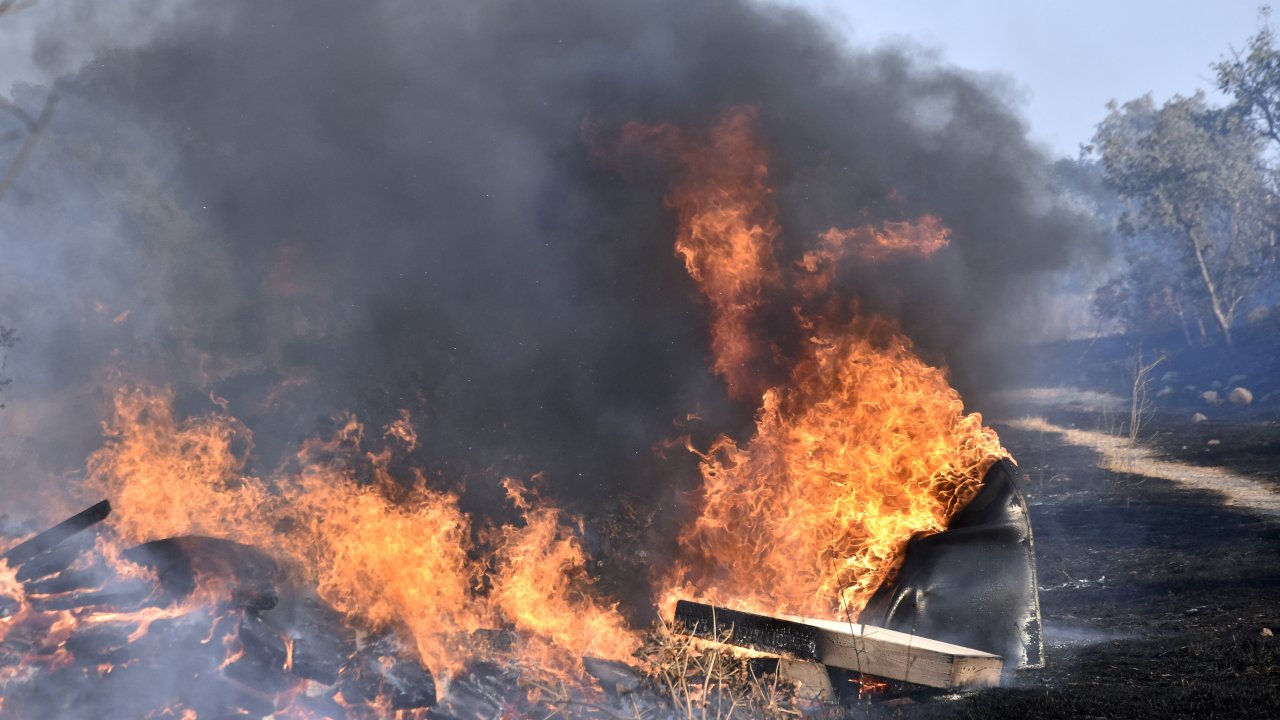 Makilik ve otluk alanda çıkan yangın söndürüldü