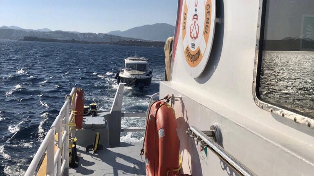 Bodrum açıklarında kayalıklara oturan tekne kurtarıldı