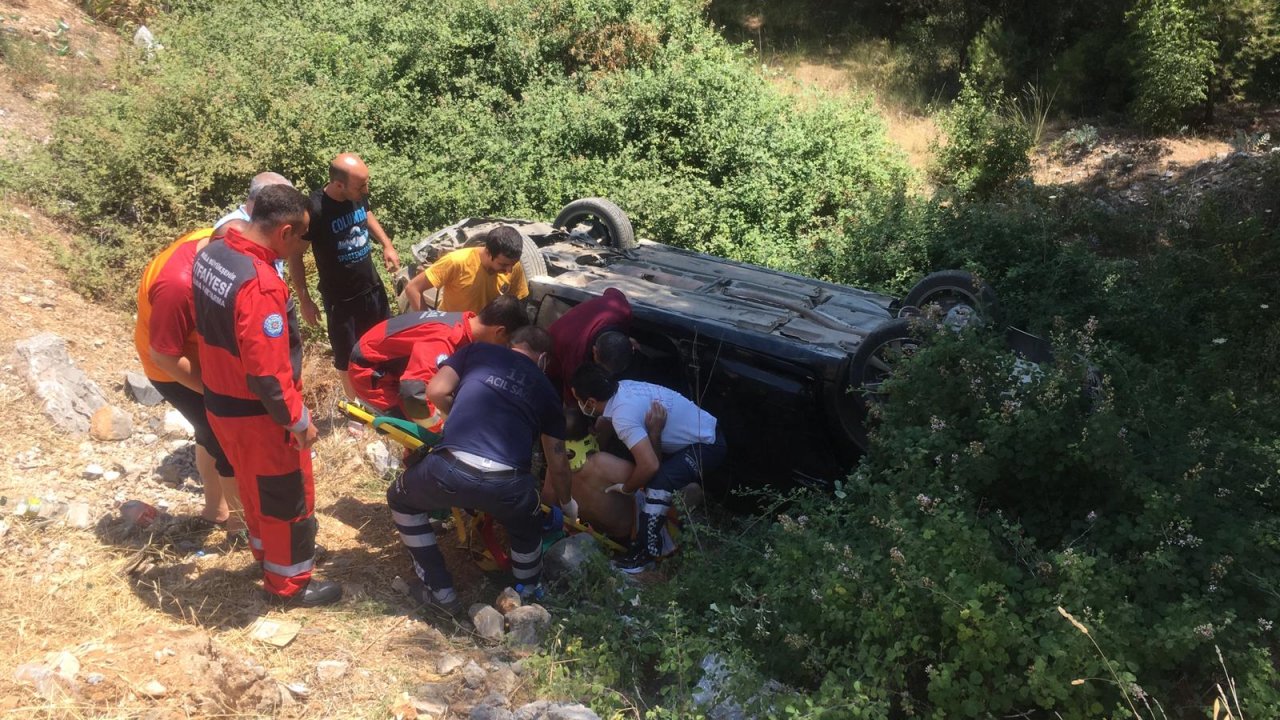 OTOMOBİL ŞARAMPOLE DEVRİLDİ: 5 YARALI