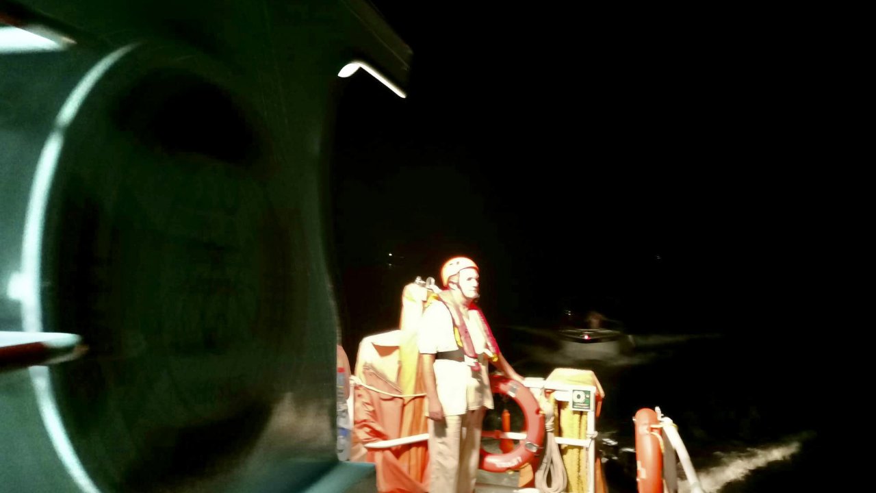 Fethiye açıklarında sürüklenen teknedeki 12 kişi kurtarıldı