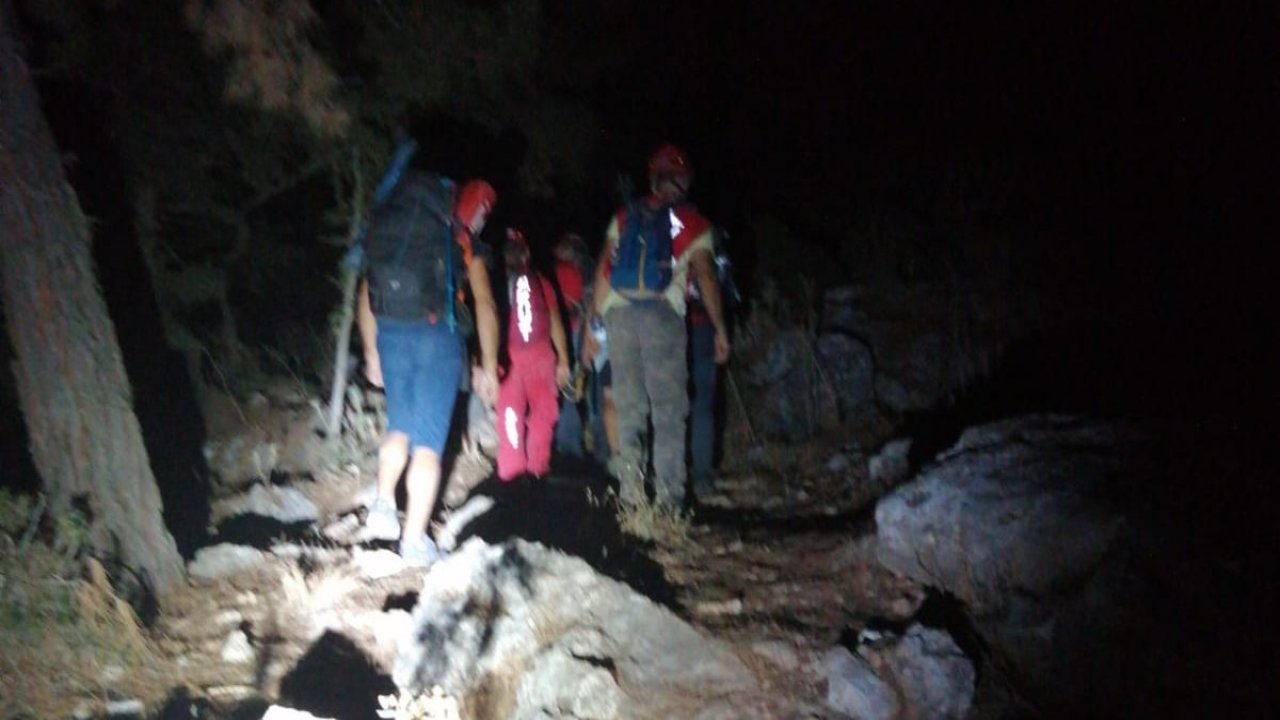 Fethiye'de kayalıklarda mahsur kalan iki kişi kurtarıldı
