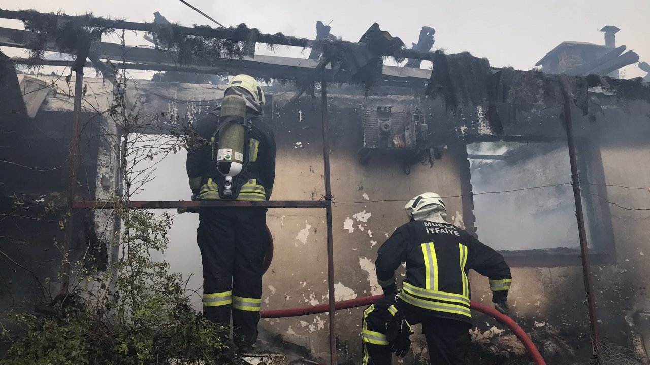 Yıldırım isabet eden ev yandı