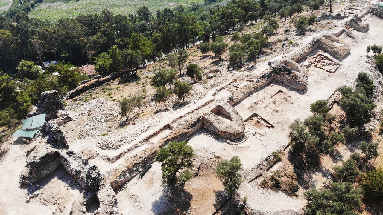 Muğla Akyaka'daki Orta Çağ'dan kalma kale surları gün yüzüne çıkarılıyor