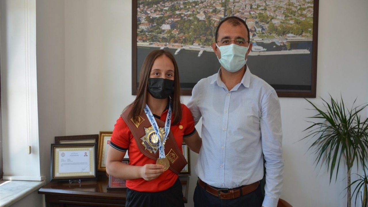 ŞAMPİYON GÜREŞÇİ İLYASOĞLU’NDAN KAYMAKAM DOLU’YA ZİYARET