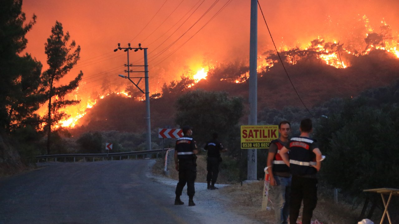 MİLAS'TA ALEVLER KONTROL ALTINA ALINAMIYOR