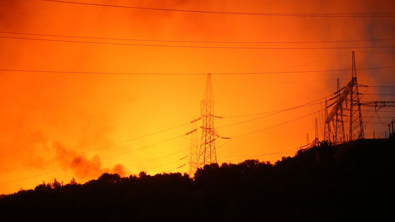 Kemerköy Termik Santrali'nin bahçesine ulaşan yangının ana binaya sıçramaması için uğraş veriliyor