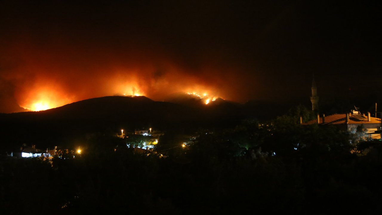 Kavaklıdere'deki orman yangını Menteşe ilçesine ulaştı