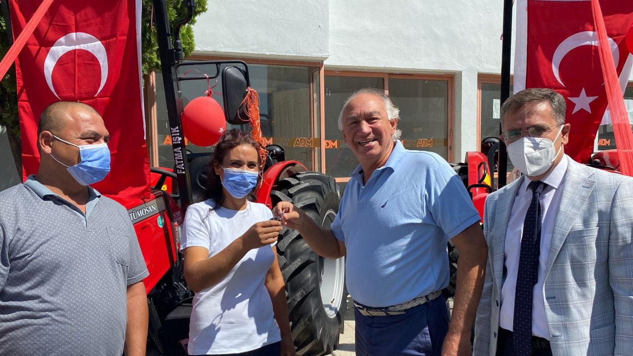 YANGINDAN ETKİLENEN ÇİFTÇİLERE YENİ TRAKTÖR