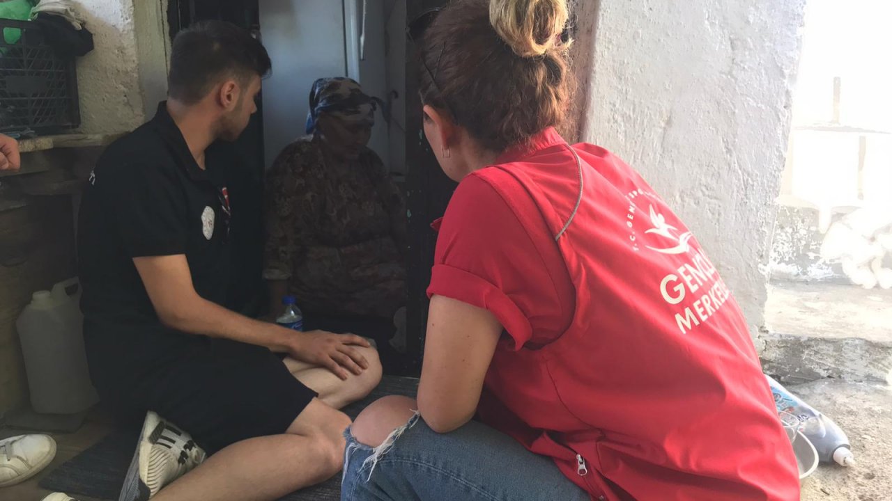 Gönüllü gençler yangın bölgesinde psikososyal destek sağlıyor