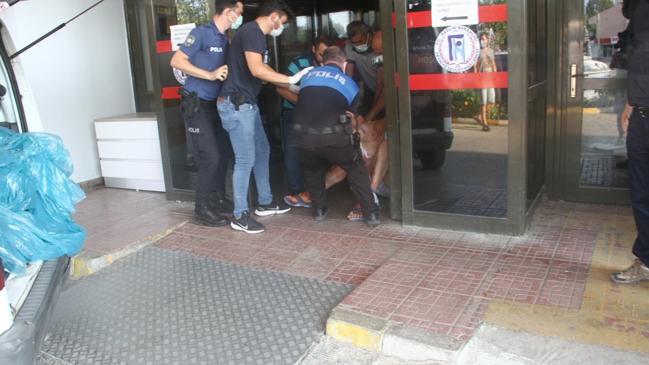 TARTIŞTIĞI ANNESİNİ BIÇAKLAYARAK ÖLDÜRDÜ