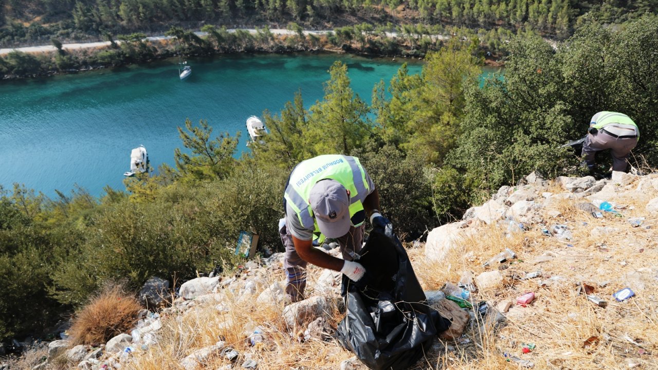 Yaklaşık 1 ton çöp toplandı