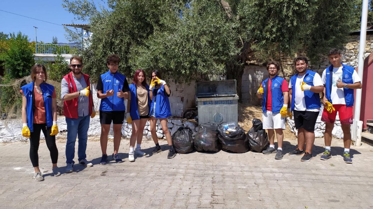 DESTEK EKİBİ GENÇLERİN YÜREKLERİNE DOKUNMAK İÇİN SAHADA