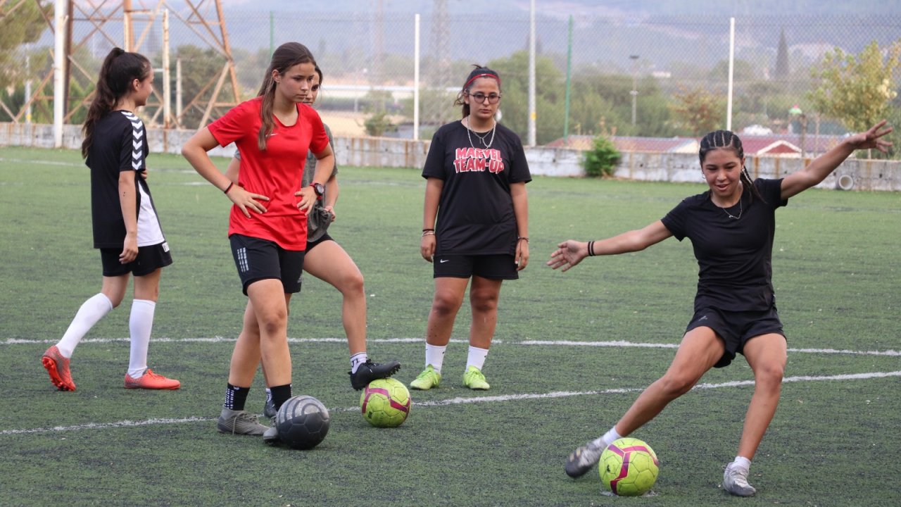 Muğla Atletikspor kadın futbol takımı lige hazırlanıyor