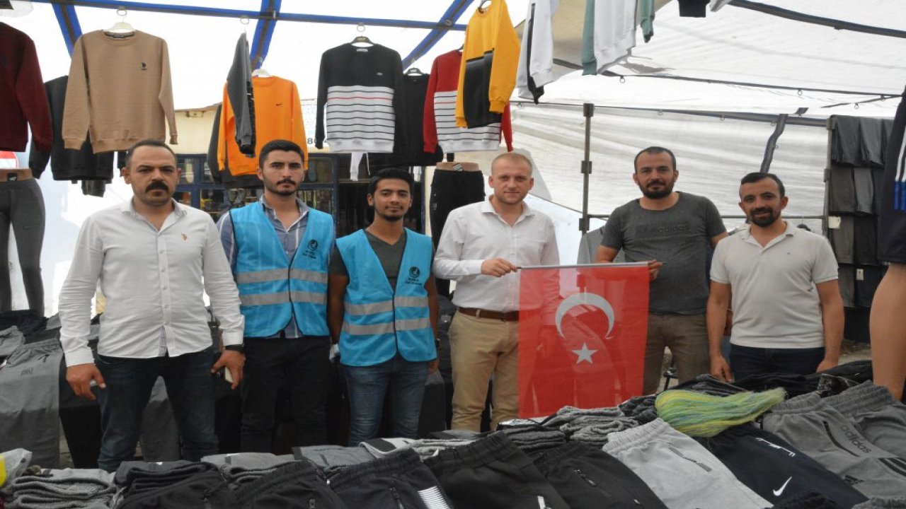 TÜRK BAYRAĞIMIZI DAĞITARAK ZAFERİMİZİ KUTLAMAK İSTEDİK