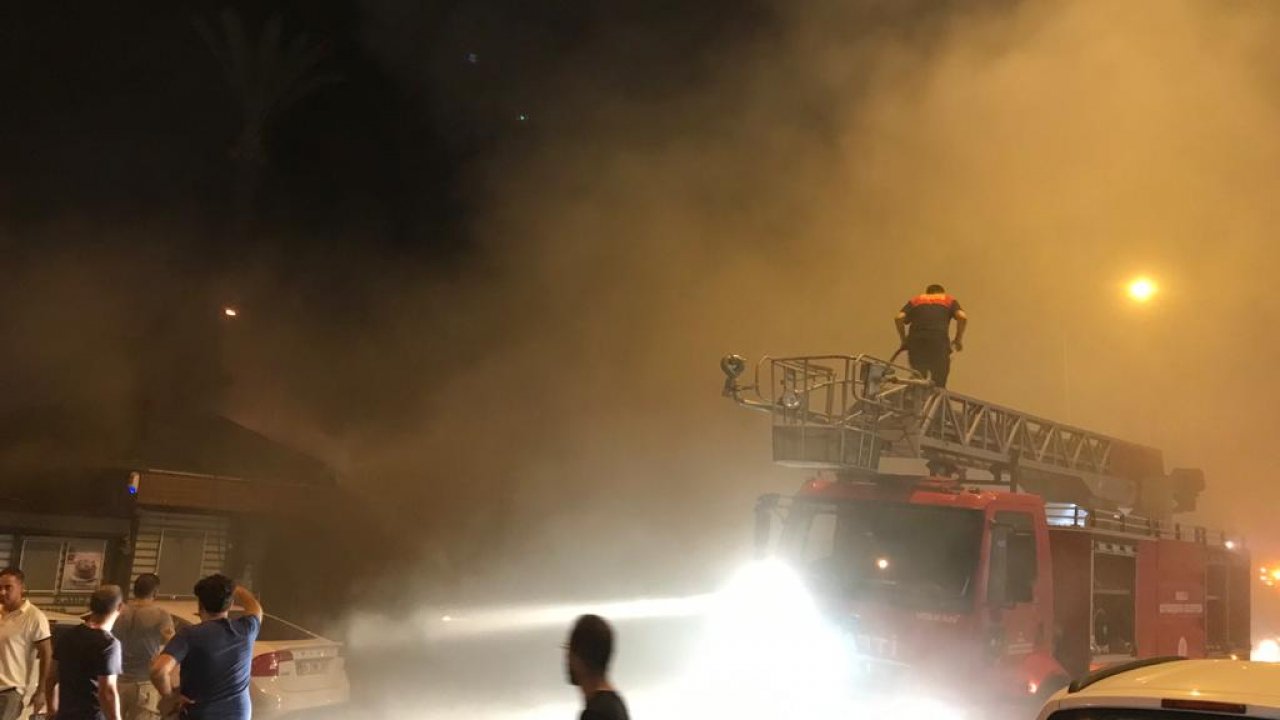 Fethiye'de, bacasında yangın çıkan kafeterya kullanılamaz hale geldi