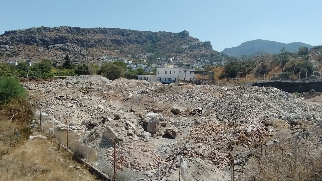 Emektar saha çöplüğe döndü