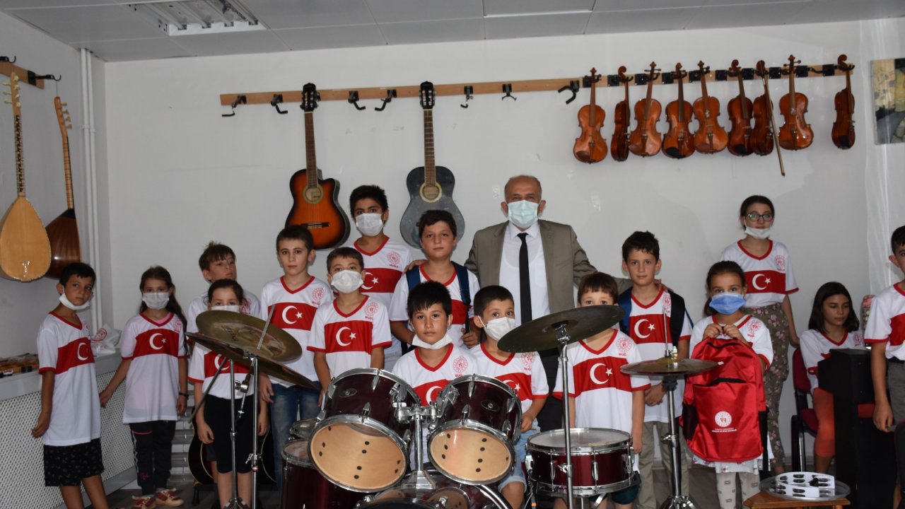 Yangın mağduru çocuklara moral