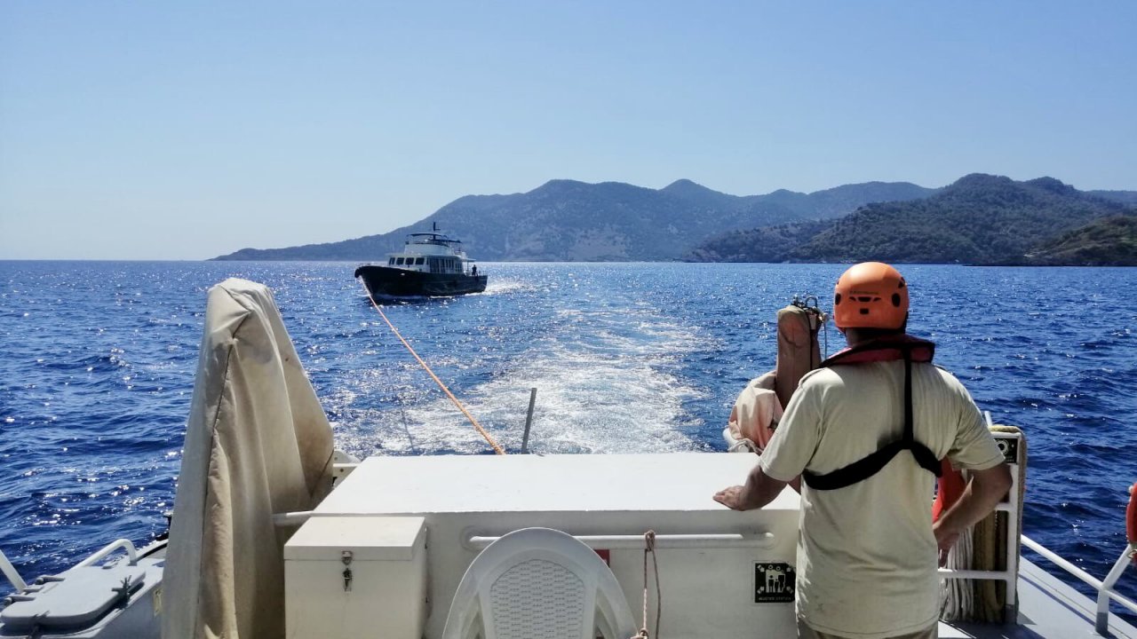 Göcek açıklarında yangın çıkan teknedeki 4 kişi kurtarıldı