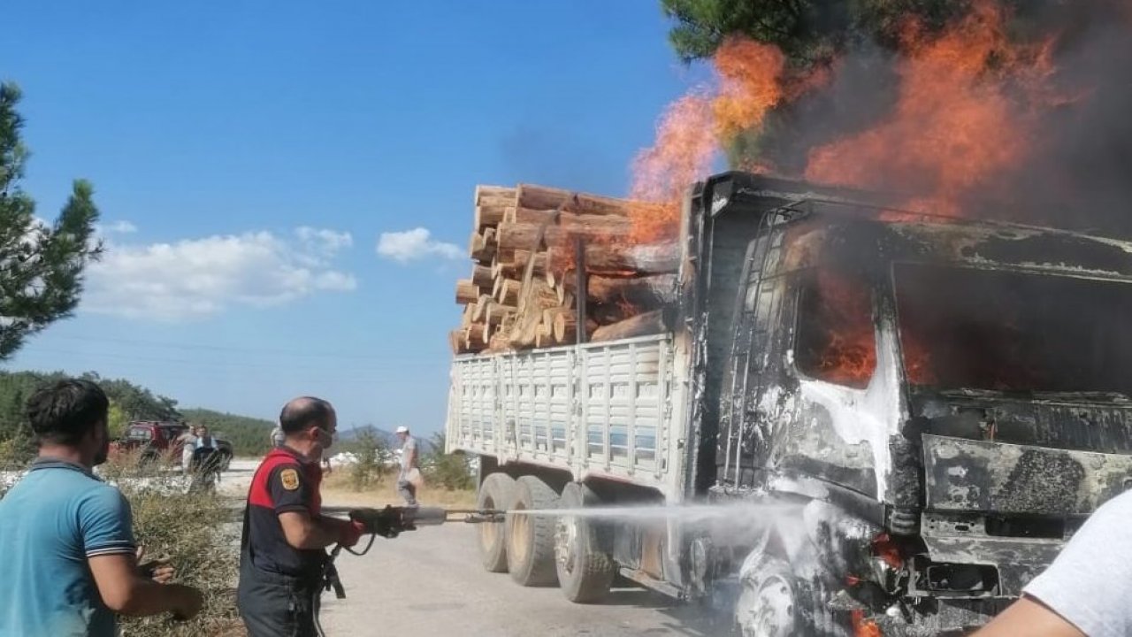 Muğla'da tomruk yüklü kamyon yandı