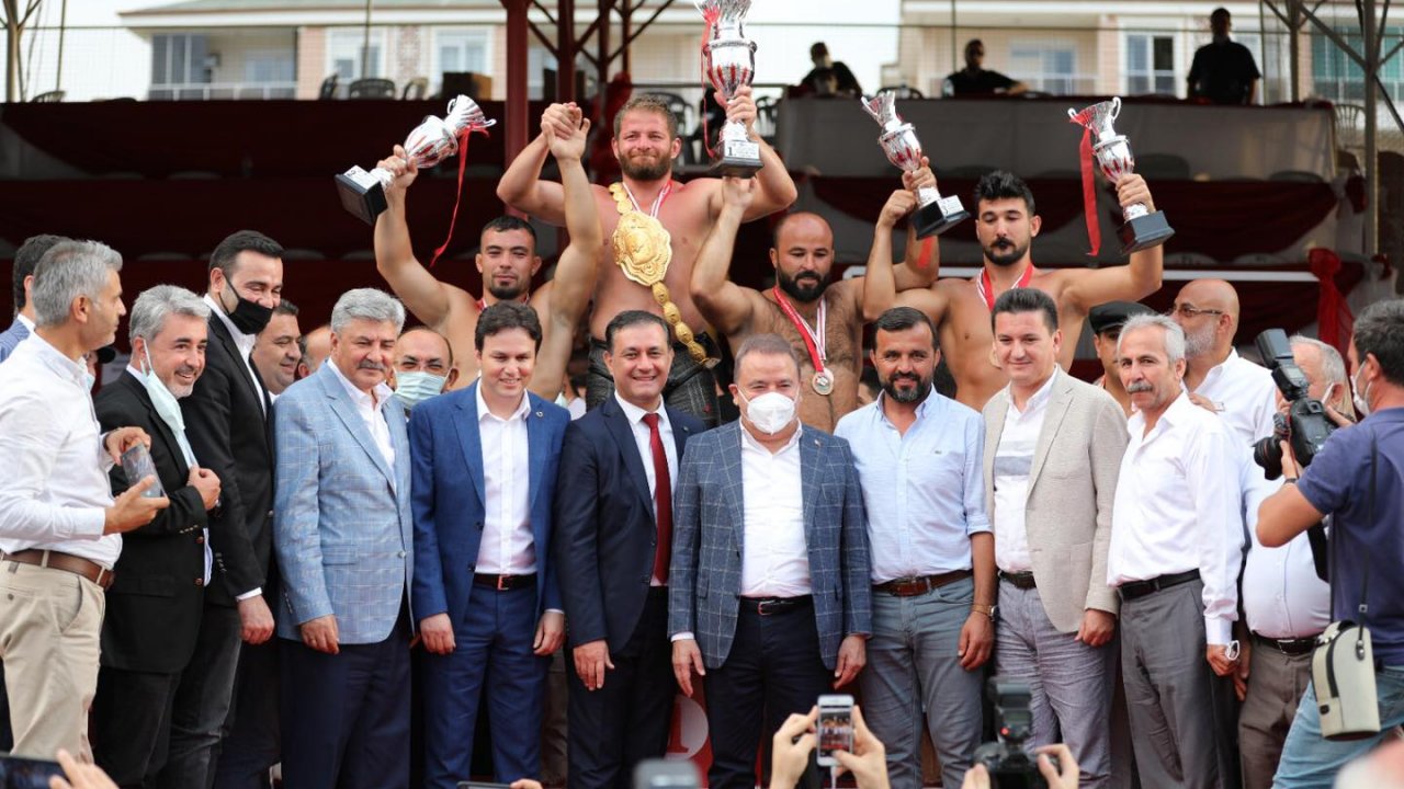 Balaban’ın altın kemerini Ergun takdim etti