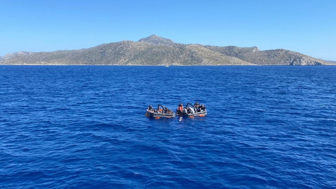 Türk kara sularına itilen düzensiz göçmenler kurtarıldı