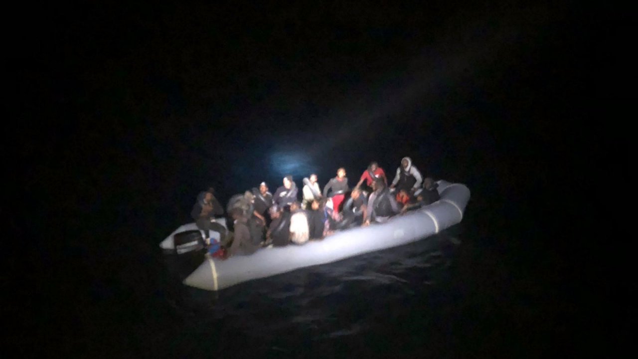 Muğla açıklarında lastik bottaki 32 düzensiz göçmen kurtarıldı