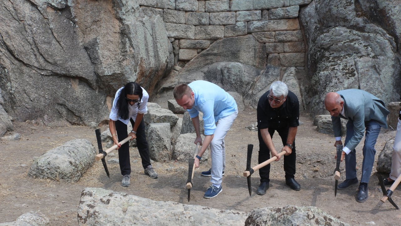 AY TANRIÇASININ ŞEHRİNDE İLK KAZMA VURULDU